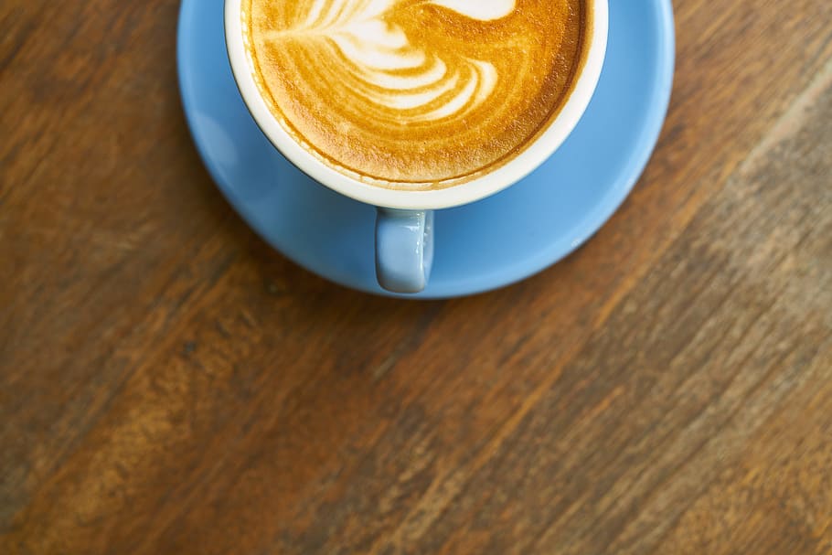 fotografia de close-up, chá, de madeira, superfície, café, café com leite, marrom, capuccino, copa, fotografia