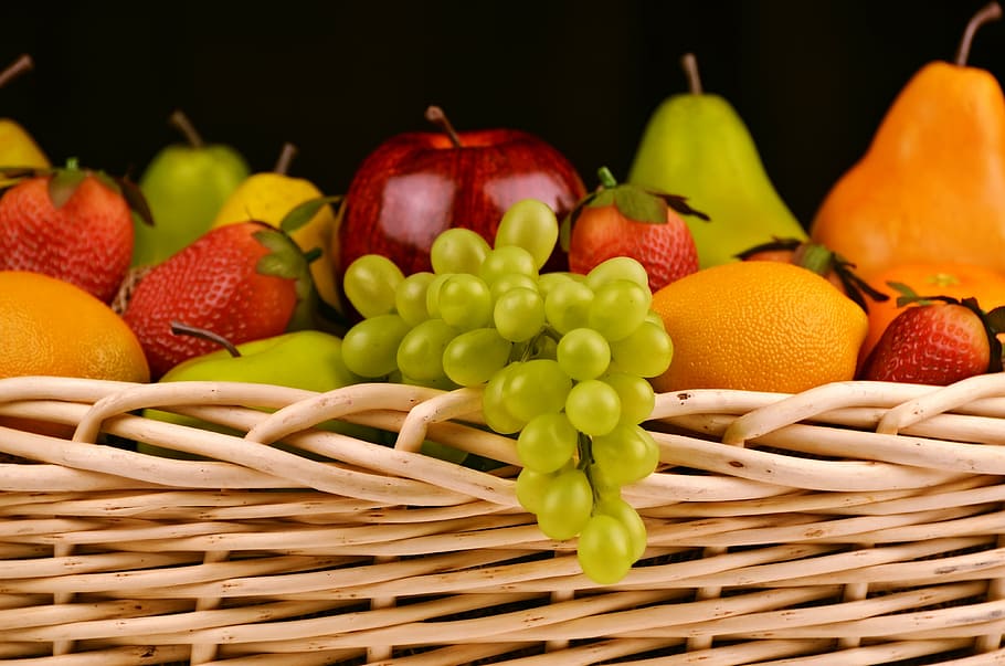 variedade, frutas, dentro, cesta de vime, cesta de frutas, uvas, maçãs, peras, morangos, cesta