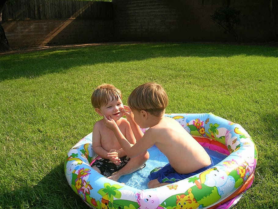 два, мальчик, игры, надувной бассейн, Дети, Мальчики, Вода, Бассейн, трава, играть