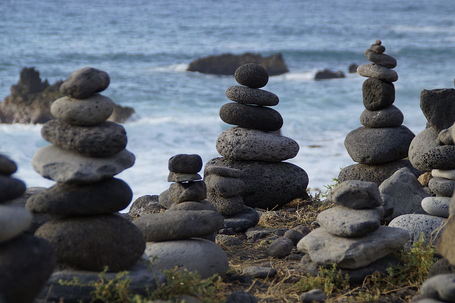 roca de cairne, cuerpo, agua, descanso, piedras, torres, piedra, torres de piedra, espiritualidad, meditación
