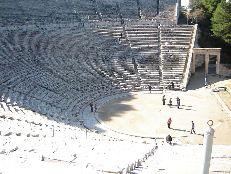 grupo, pessoas, carrinho, coliseu de meio círculo, anfiteatro, teatro, grécia, grego, antiga, arquitetura