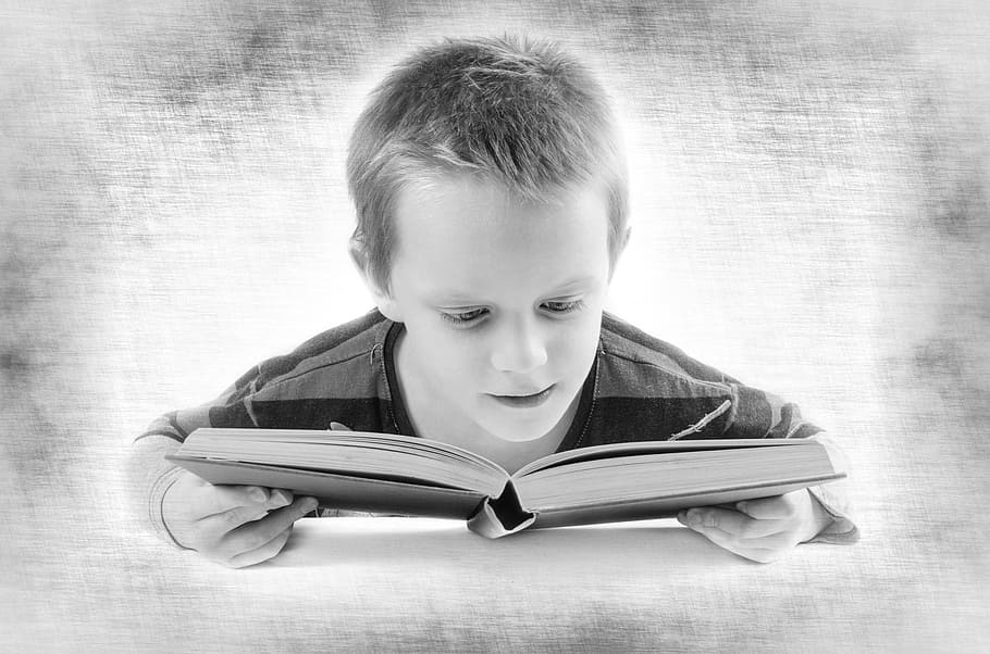 Niño, lectura, libro, escala de grises, foto, leer, estudiante, pensar, adolescente, prueba