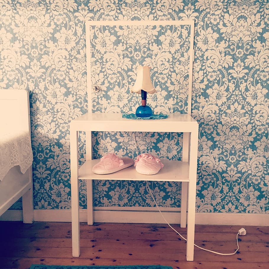 Papel de parede, Chinelos, Mesa de cabeceira, cama, abajur, lâmpada, rosa, azul claro, dentro de casa, à moda antiga