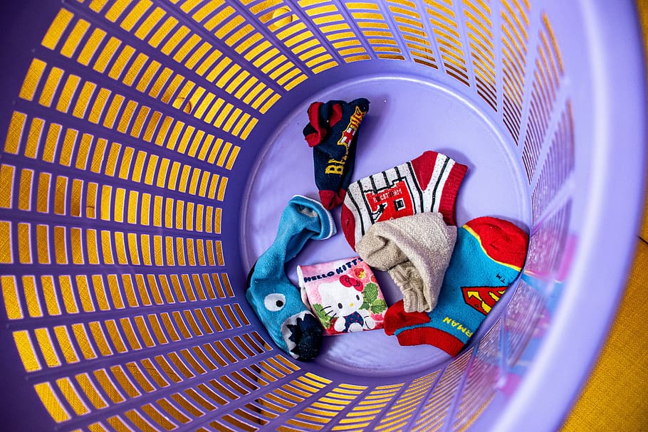 meias, meias diferentes, lavanderia, diferentes, cesta, meias multicoloridas, crianças, coloridas, falta, dentro de casa