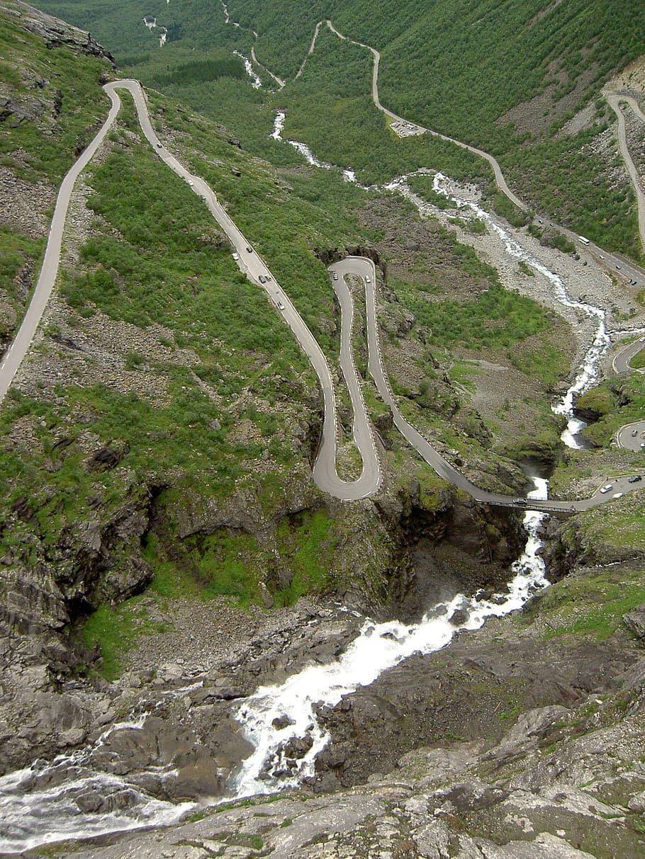 Кривой извилистой дорогой. Извилистая река. Извилистая дорога. Извилистая дорога в Дагестане. Очень кривая дорога с лямками камнями.