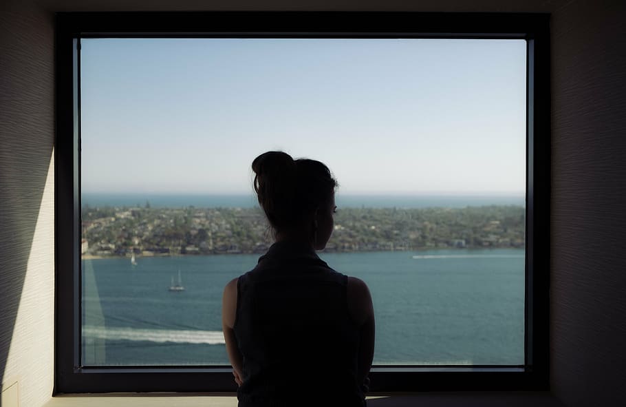 mulher, em pé, ao lado de, janela, corpo, agua, mar, oceano, ondas, natureza