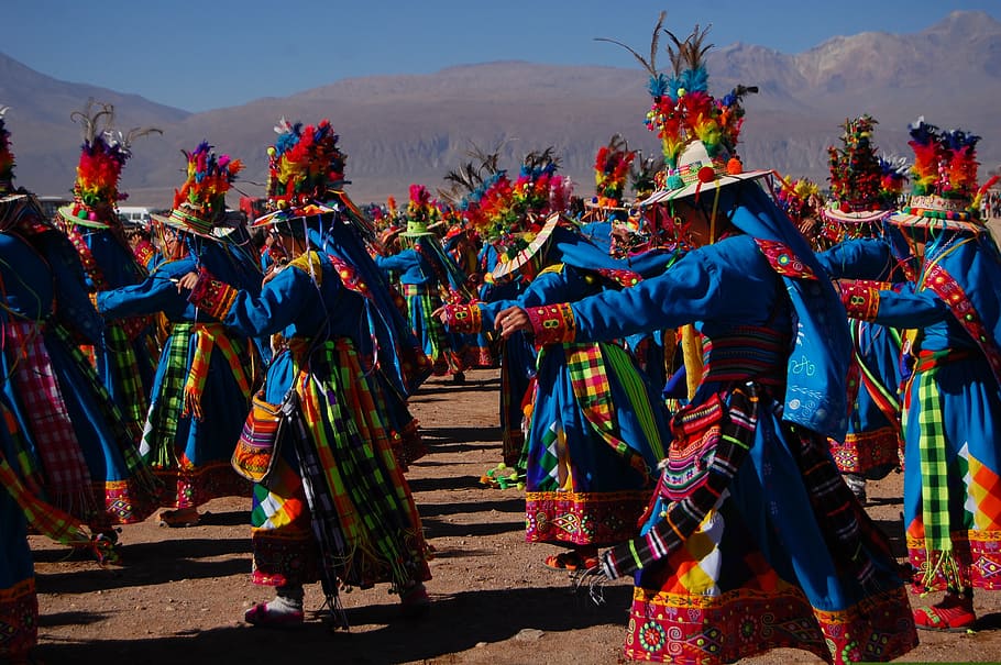 grupo, personas, tradicional, vestido de baile, abierto, campo, festival, danza, colores, andino