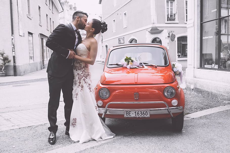 novo, casal de noivos, beijos, lado, vermelho, carro, casamento, par, vestido de noiva, italiano