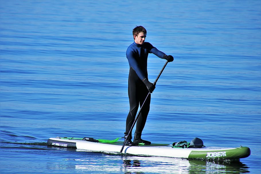 hombre, paddleboard, flotante, cuerpo, agua, sup, parte monolítica de las aguas, en la cancha de, deporte, estilo de vida