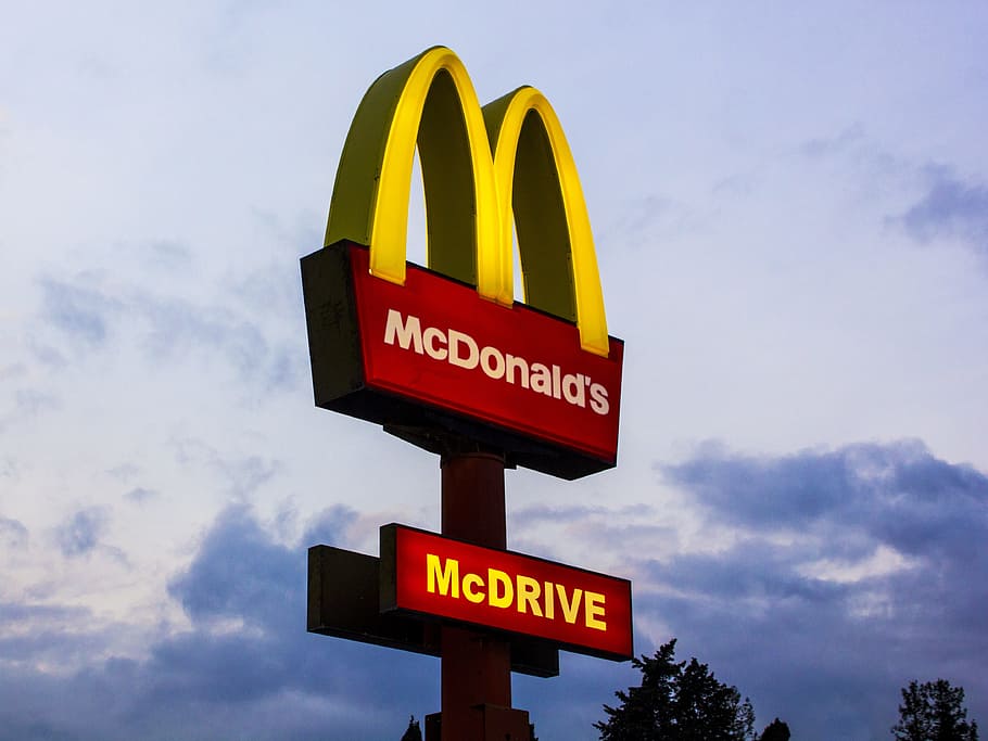 mcdonald's mcdrive letrero, enseña, cartel, comida rápida, mcdonald, mcdrive, comida, carteles, m, cielo