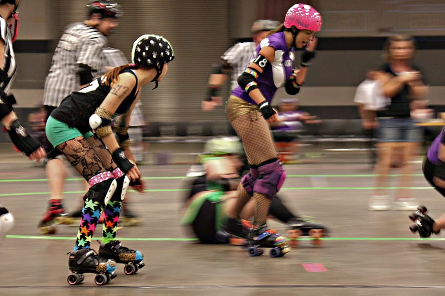wanita, pink, helm, skating, di samping, hijau, celana pendek, rollerderby, skate, sepatu roda
