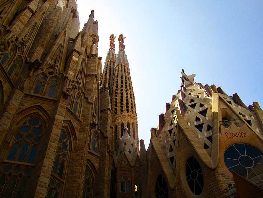 Sagrada Familia, Barcelona, arquitectura, estructura construida, exterior del edificio, cielo, vista de ángulo bajo, religión, lugar de adoración, edificio