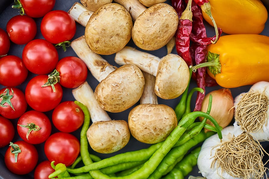 모듬, 야채 많은, 블랙, 표면, 버섯, 토마토, 플레이트, 냄비, 빨간, 완전 채식주의 자