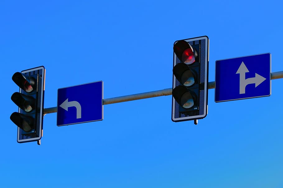 gire, señal de tráfico derecha, al lado, semáforo, tráfico, luz, mostrando, parada, señal, azul