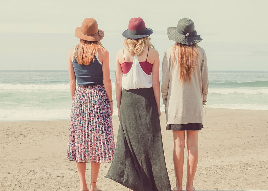 três, mulher, em pé, litoral, mulheres, perto, corpo, água, assistindo, ondas