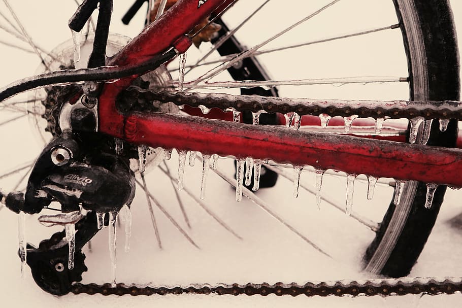 pintura de bicicleta roja, primer plano, foto, negro, bicicleta, desviador, congelado, hielo, rueda, cadena