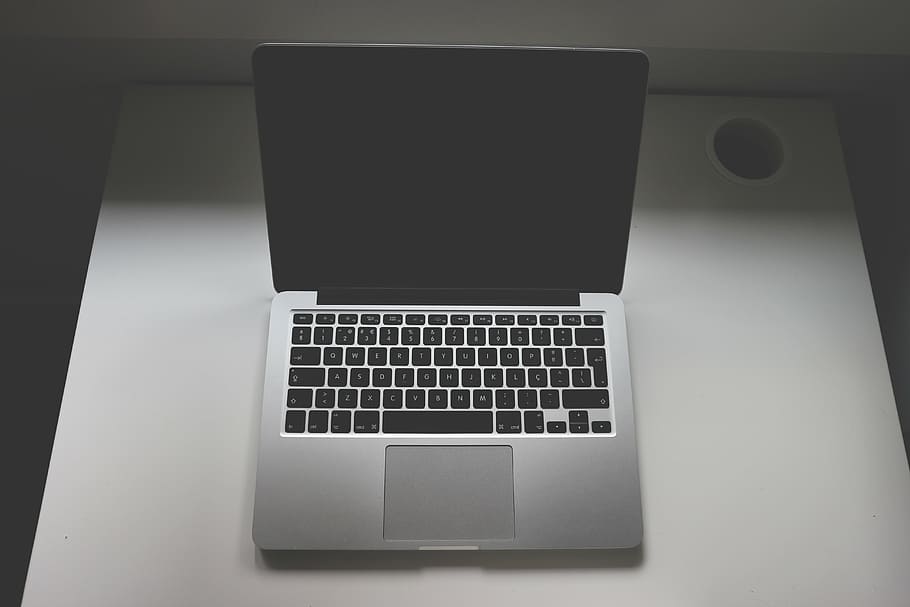 apagado macbook, pro, blanco, mesa, computadora portátil, computadora, tecnología, electrónica, trabajo, escritorio