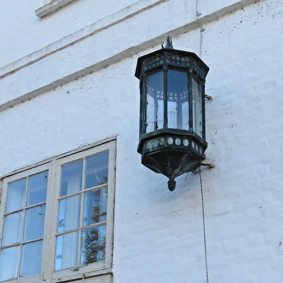 linterna, lámpara, luz antigua, en nordborg cerrado, dinamarca, adaptada a la fachada antigua, negro, metal, luz, vista de ángulo bajo