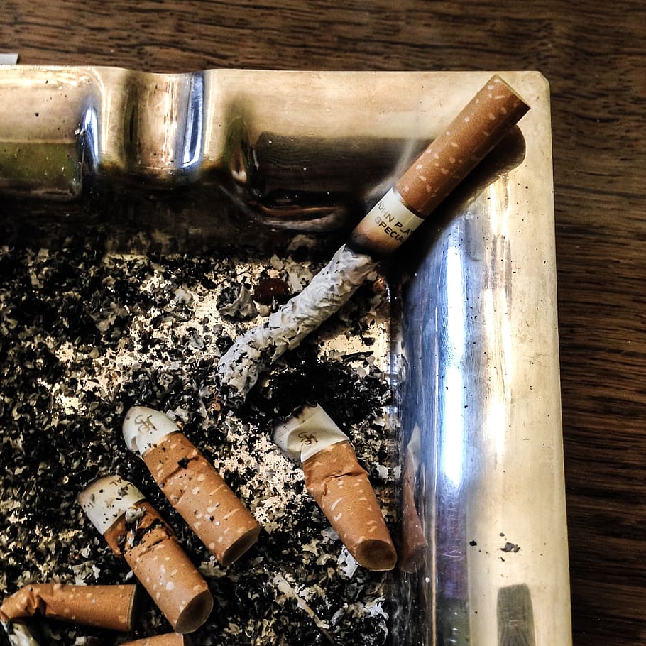 cinzeiro, cigarro, cinzas, brasas, fumo, toco, ponta de cigarro, vício, insalubre, inclinação