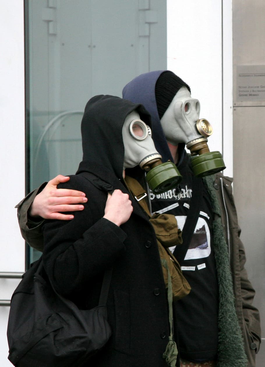 duas, pessoas, vestindo, máscaras de gás, cupê, proteção ambiental, proteção respiratória, ar, presente, poluição