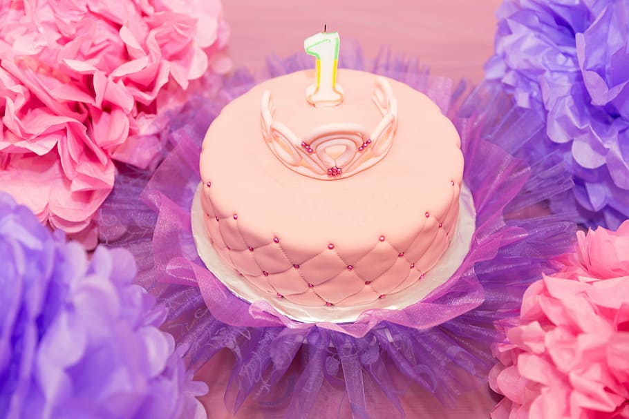 ラウンドチュチュフォンダンケーキ, 誕生日パーティー, お祝い, ケーキ, 子供, カラフルなイベント, キャンドル, 炎, 誕生日ケーキ, ピンク色