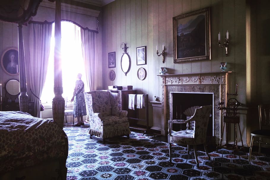 mujer, en pie, gris, marrón, floral, piso, ventana, cortina, cerca, habitación