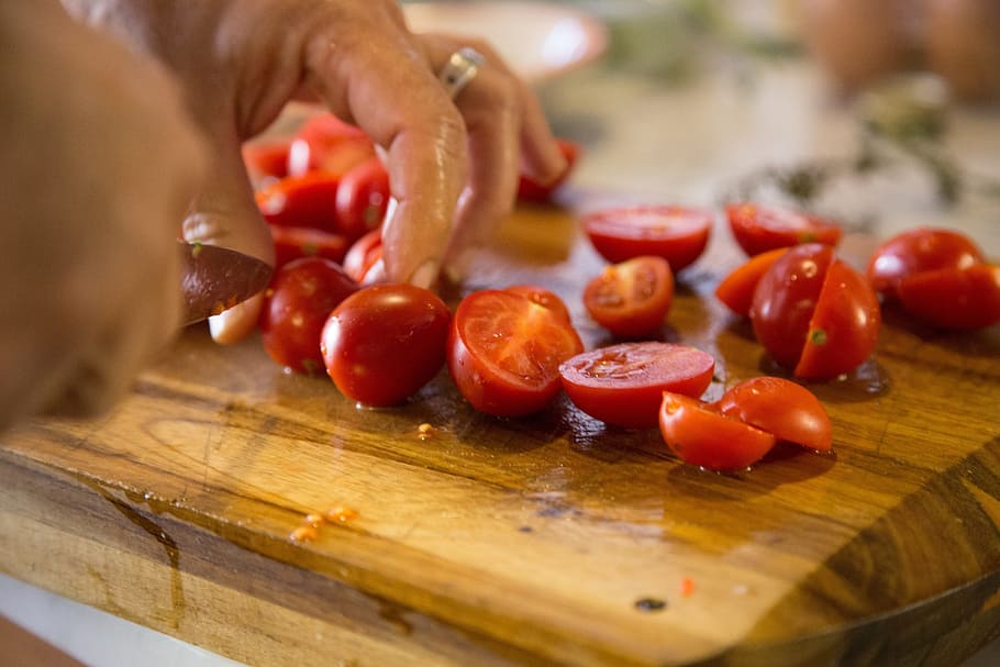 person sliced tomatoes, cut, kitchen, cooking, cutting, food, cook, cutting board, tomato, prepare
