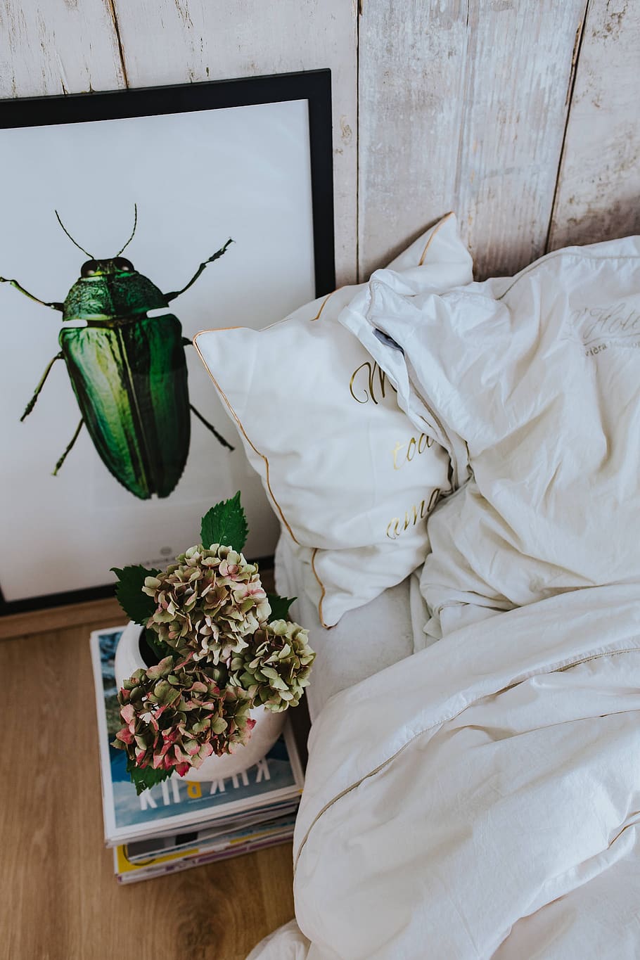 bed, bedding, duvet, bedclothes, sheets, bed linen, beetle, White, green, pot