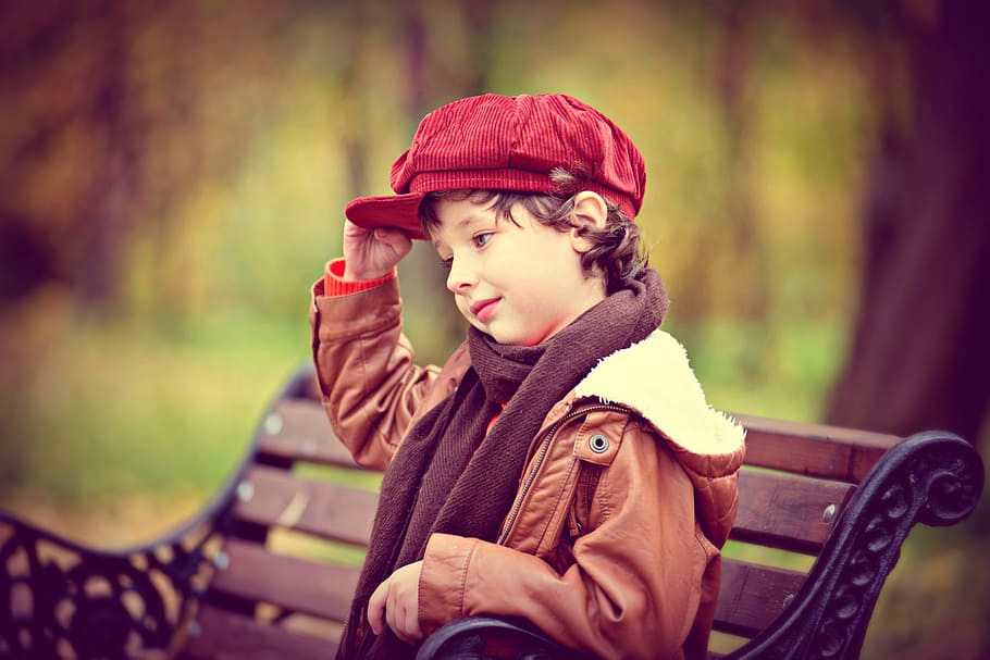 少年, 座っている, 茶色, 金属のベンチ, 秋, ベンチ, 公園の子, ベンチの子, ベンチの少年, 自然