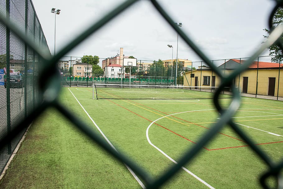 lapangan, olahraga, tenis, sekolah, taman bermain sekolah, pagar, pagar rantai, fokus pada latar belakang, eksterior bangunan, arsitektur