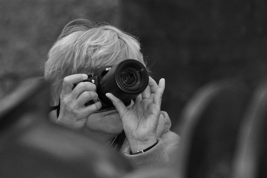 escala de cinza, seletivo, fotografia de foco, mulher, tirando, foto, fotógrafo, câmera, fotografia, lente