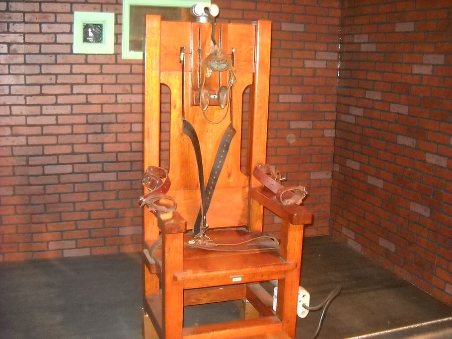 갈색 목재 안락 의자, 전동 의자, 사형수, 집행, 범죄, 죽음, 전기, 자본, 범죄자, 살인자