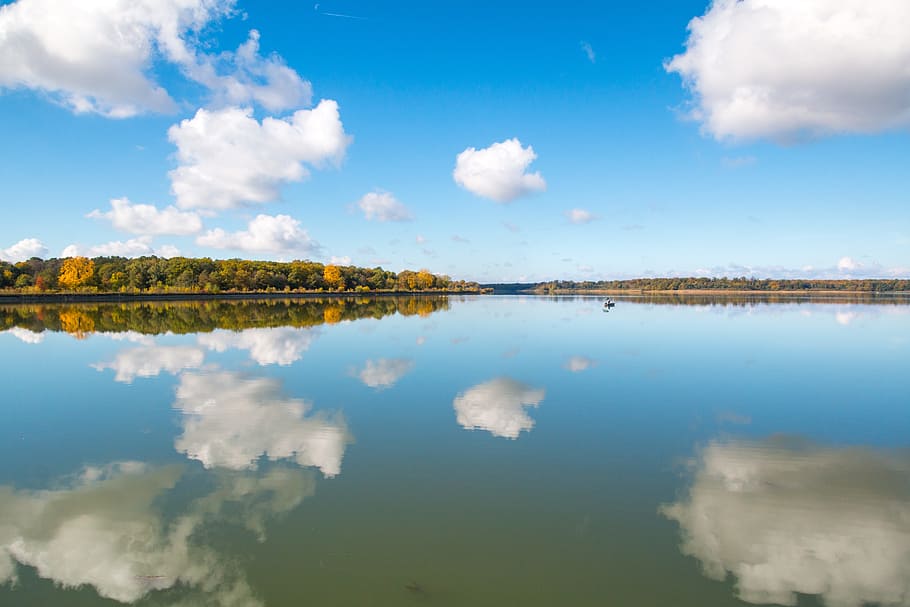 cuerpo, agua, nubes, reflejo del cielo, reflejo, lago, otoño, barco de pesca, cielo azul, Francia