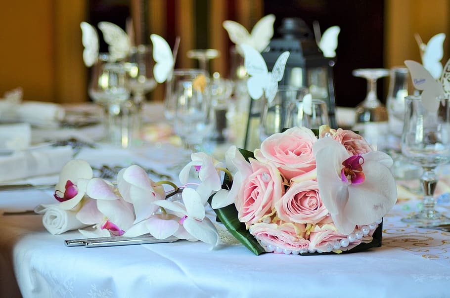 Rosa, ramo, al lado, blanco, orquídeas, mesa, ramo de boda, boda de mesa, cubiertos, boda