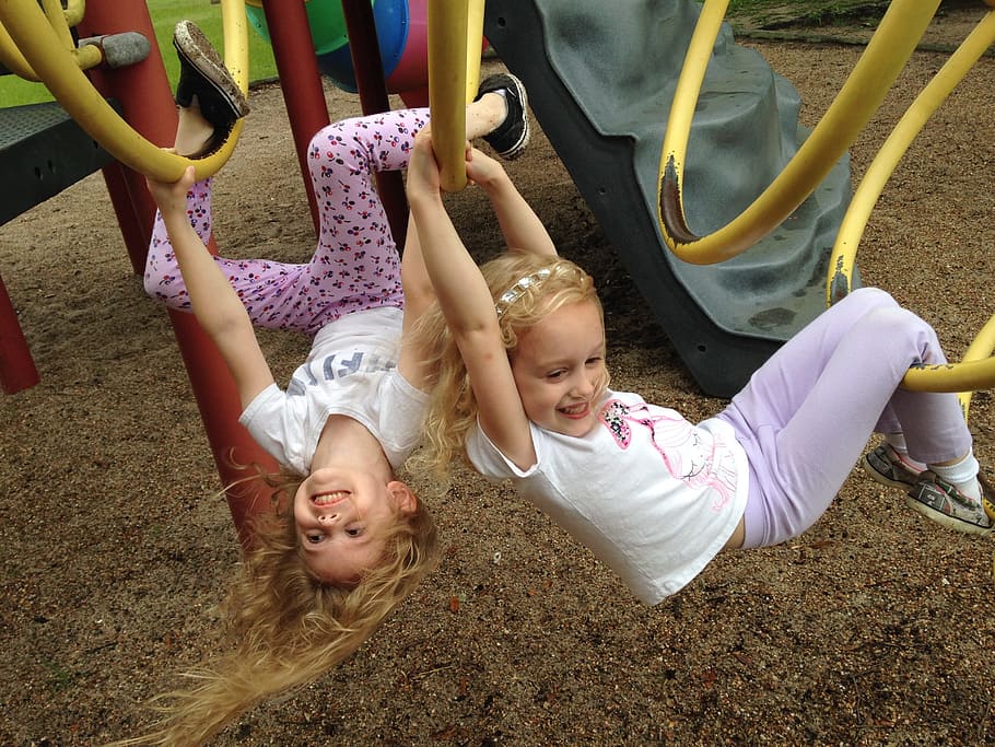dois, meninas, pendurado, segurando, amarelo, barras, brincar, chão, playground, parque