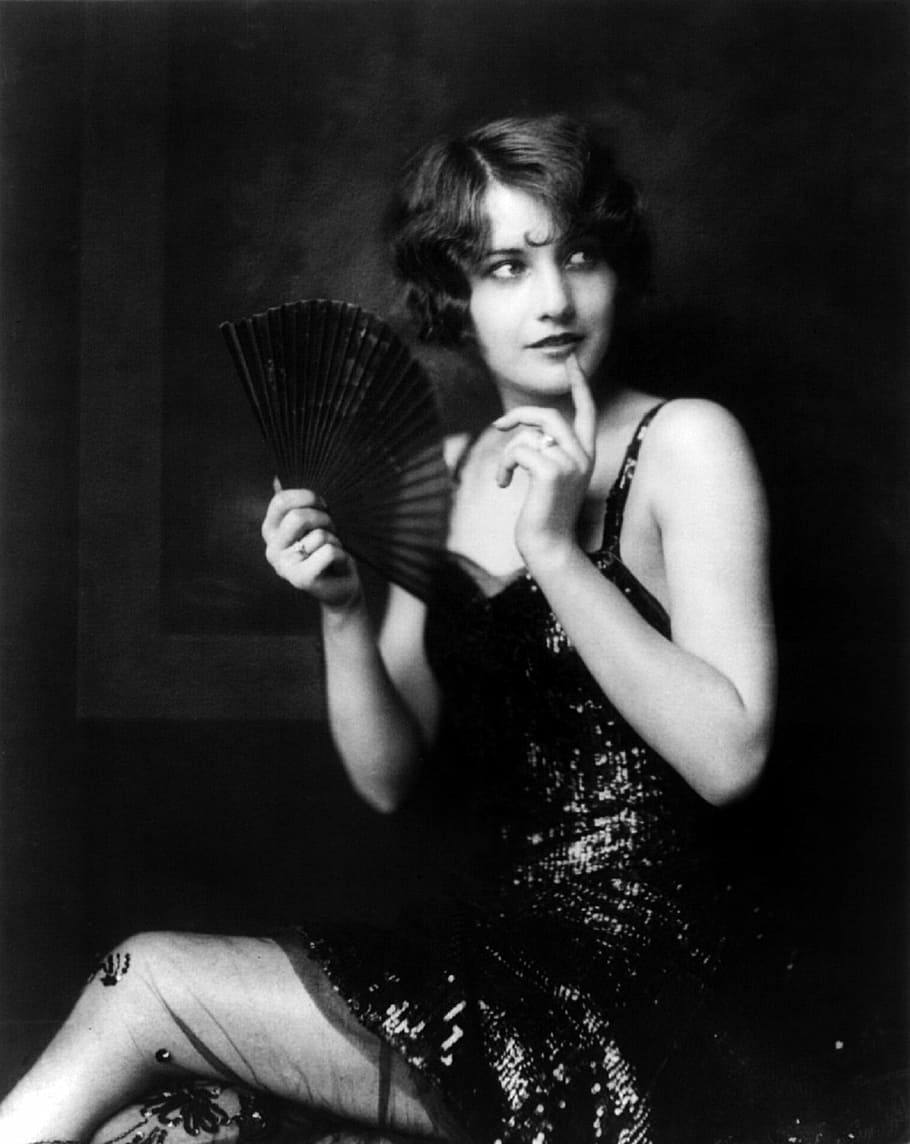 Foto en escala de grises, mujer, vistiendo, negro, vestido, Barbara Stanley, actriz, escenario, cine, televisión