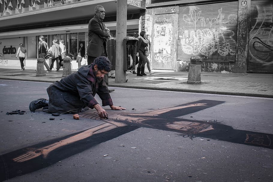 seni urban, bogota, seni jalanan, colombia, orang sungguhan, satu orang, panjang penuh, jalan, hari, pria