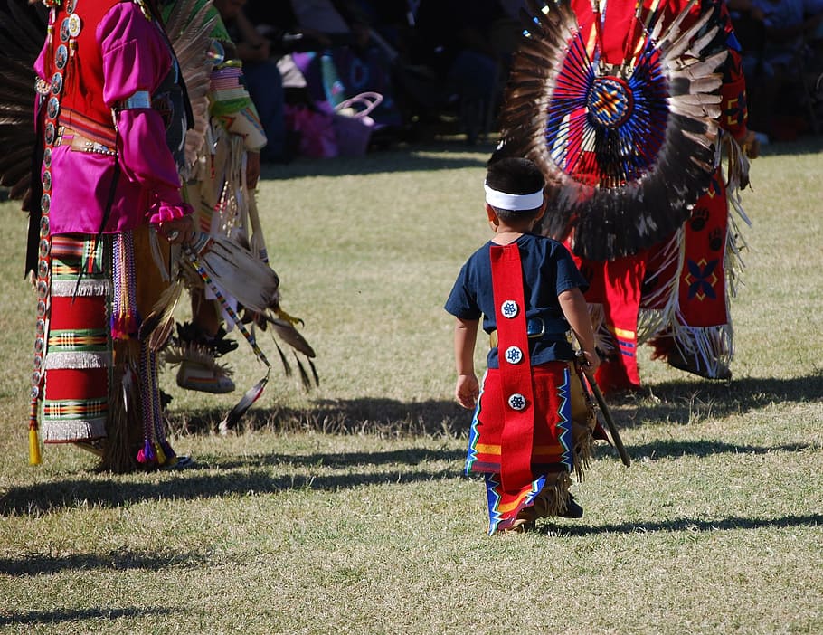 소년, 입고, 빨간, 푸른, 전통적인, 복장, 화이트, 서있는, 잔디, 원주민