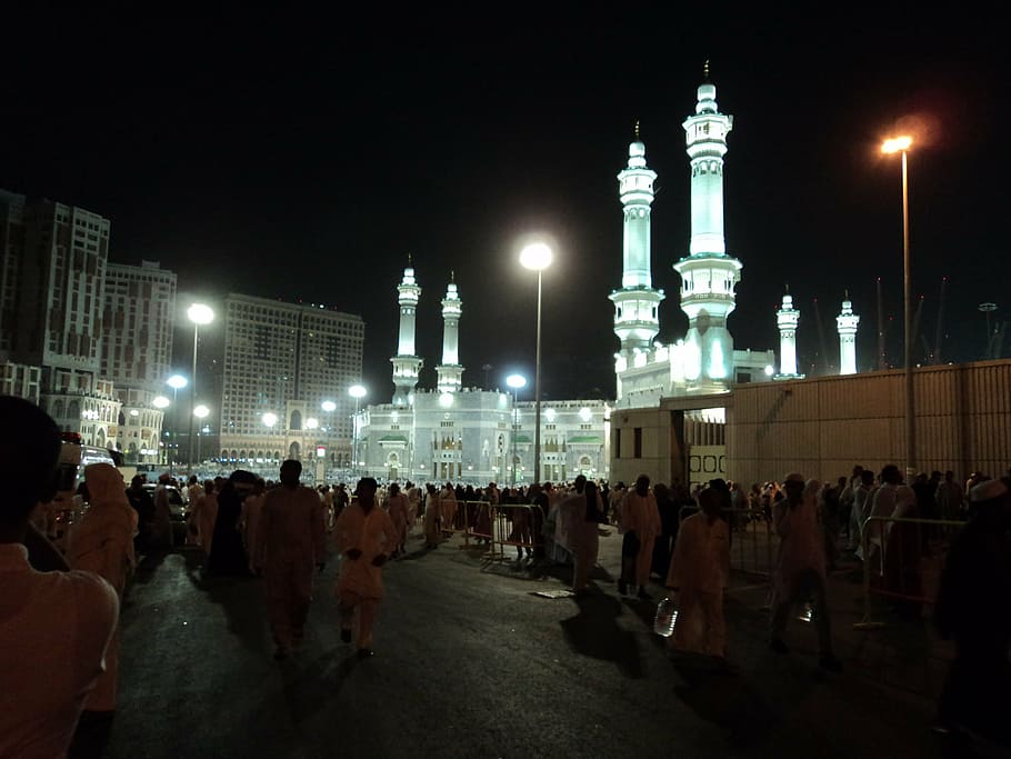people, walking, street, night time, mosque, mecca, muslim, islam, kaaba, hajj