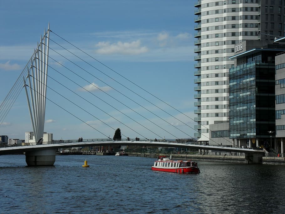 gris, puente tensor de metal, Salford Quays, Docklands, Manchester, media city uk, bbc, vaporera de excursión, puente, puente - estructura hecha por el hombre