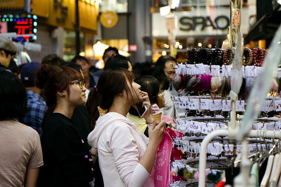 mujer, de pie, frente, estante de joyería, Myeongdong, Seúl, Corea, compras, centro comercial, sur