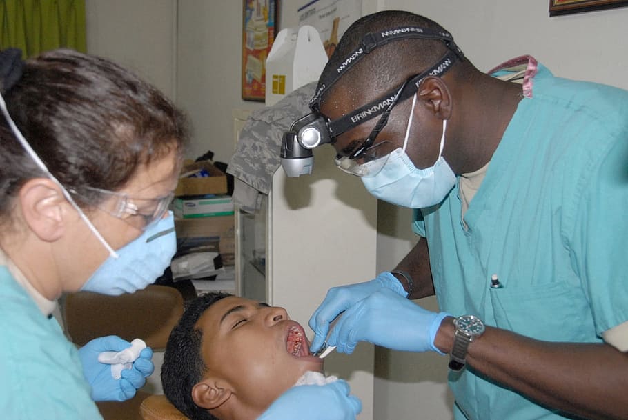 manusia membuka mulut, dokter gigi, gigi, kebersihan, kesehatan, kedokteran gigi, klinik, pasien, asisten, kursi