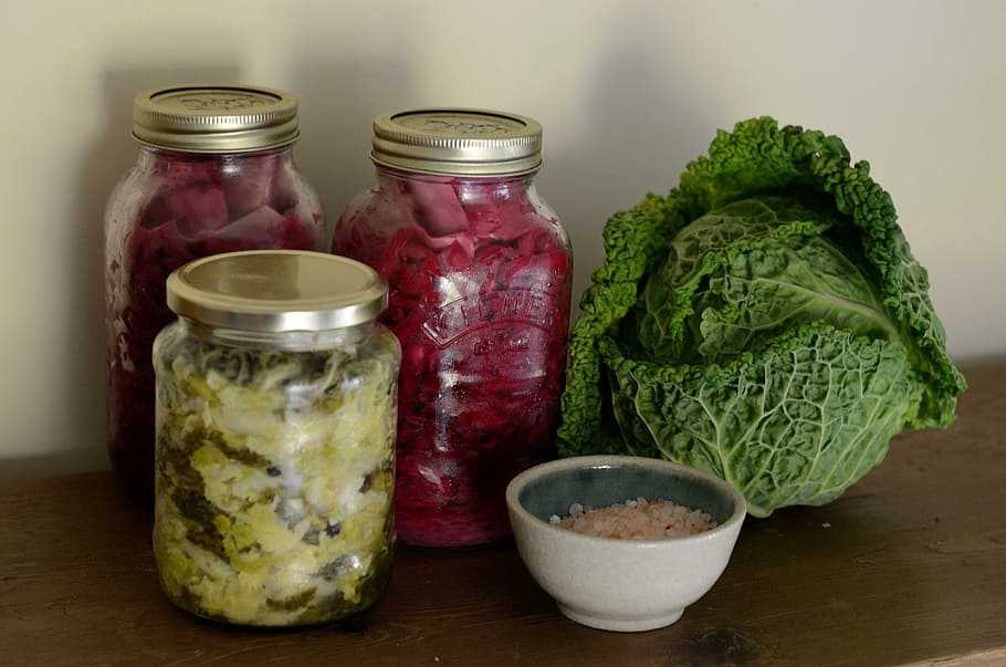 tres, claro, frascos de vidrio, al lado, verde, chucrut, fermentado, col, vegetales, fermentación