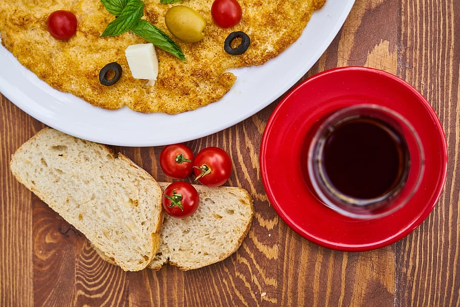 omelet, egg, breakfast, tea, bread, tomato, food photo, nutrition, close-up, healthy lifestyle