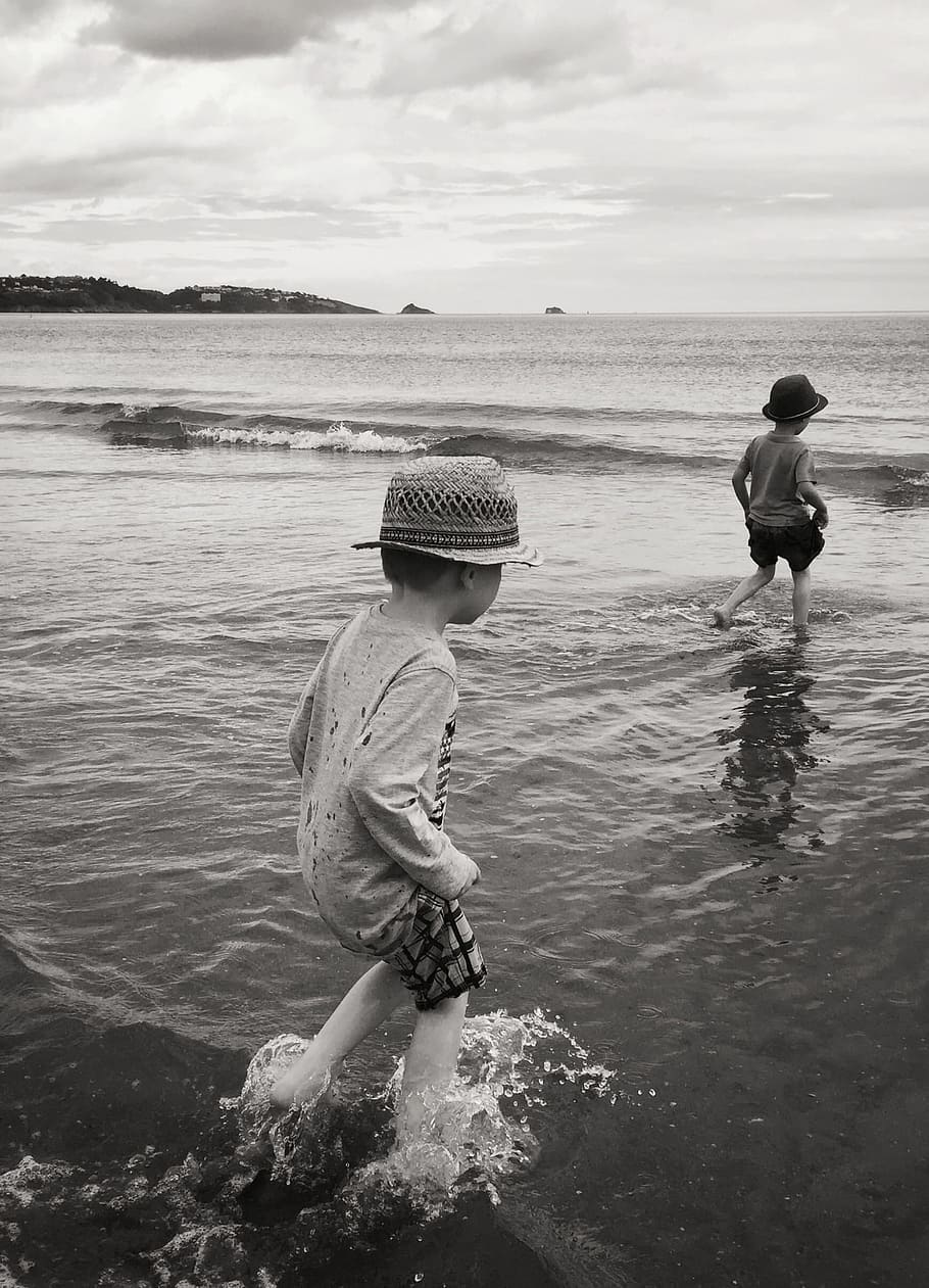 foto em escala de cinza, 2 meninos, caminhando, beira-mar, escala de cinza, foto, meninos, mar, areia, verão