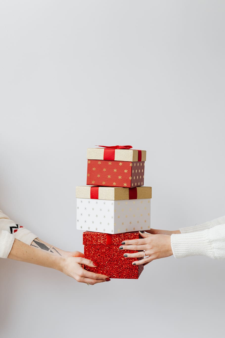 christmas gift, present, gift, gifts, gift box, gift holding, christmas tree, christmas decoration, christmas background, christmas lights