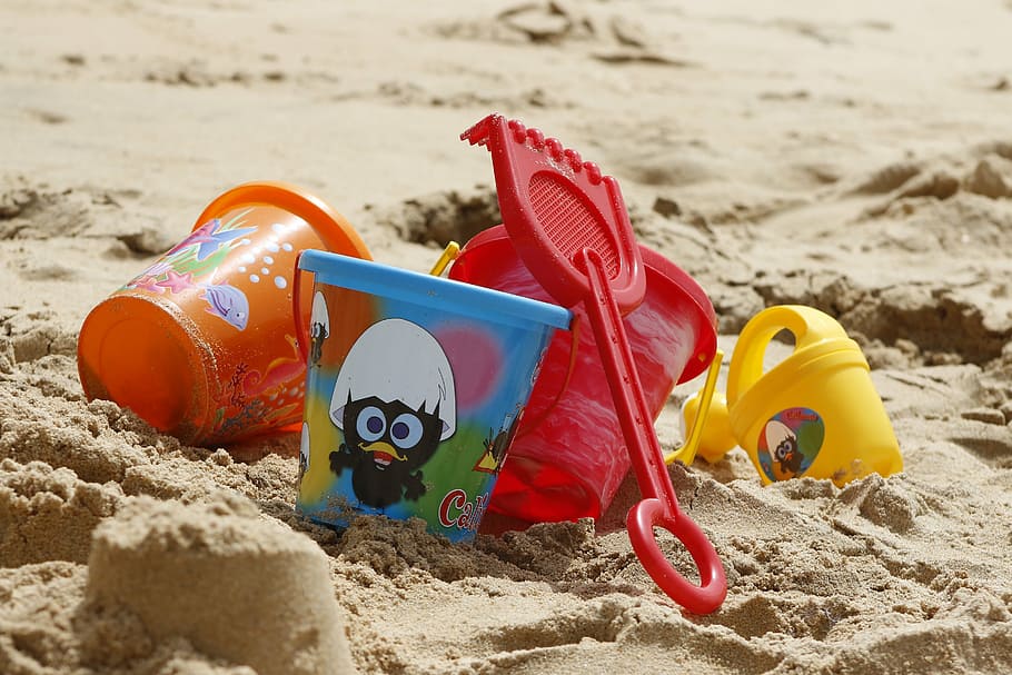 cubos de plástico de varios colores, cubo, arena, juego, vacaciones, mar, jugar, jugar en la arena, alegría del niño, niño