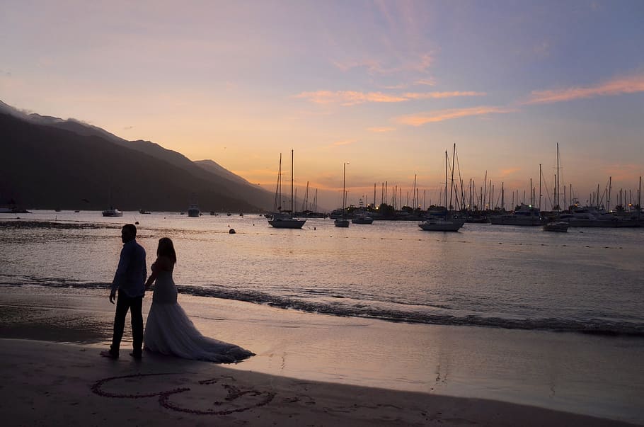 Hombre, mujer, caminar, orilla del mar, puesta de sol, pareja de boda romántica, la playa, boda, pareja, novio