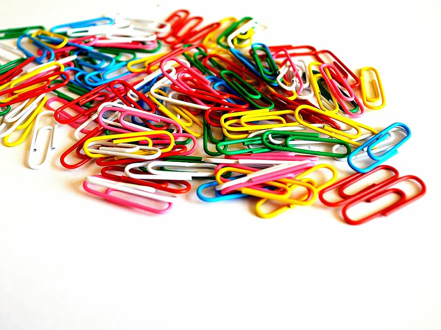 lote de clip de papel de colores variados, tabla, papel, clips, fondo, negocios, trabajo, macro, necesidad, servicios públicos