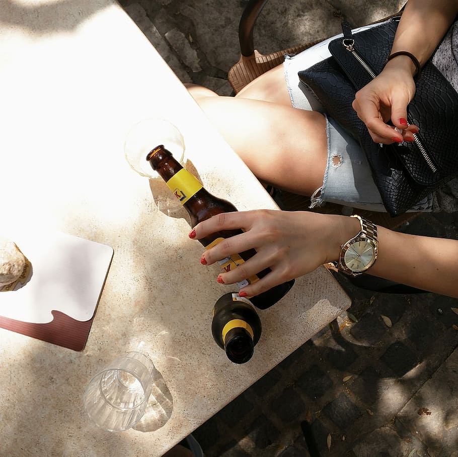 sombra, cervezas, escalofriante, cerveza, bebida, manos, exterior, verano, vista superior, alcohol